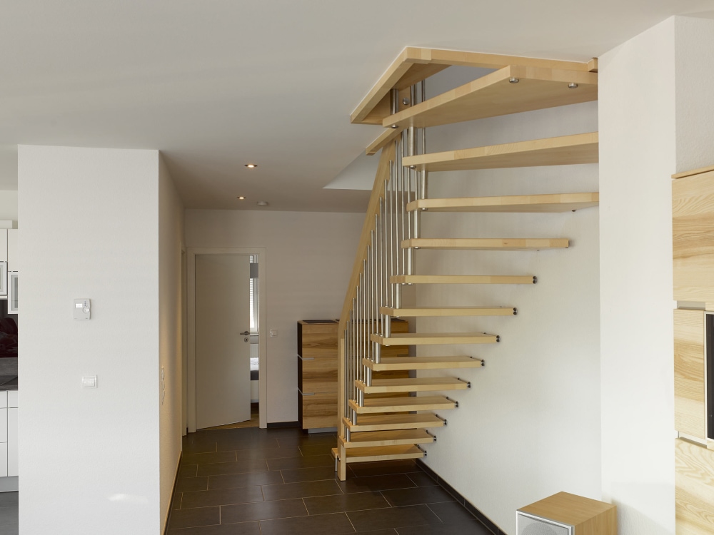 kenngott-rohrer-holztreppen-gelaendertragende-treppe-02