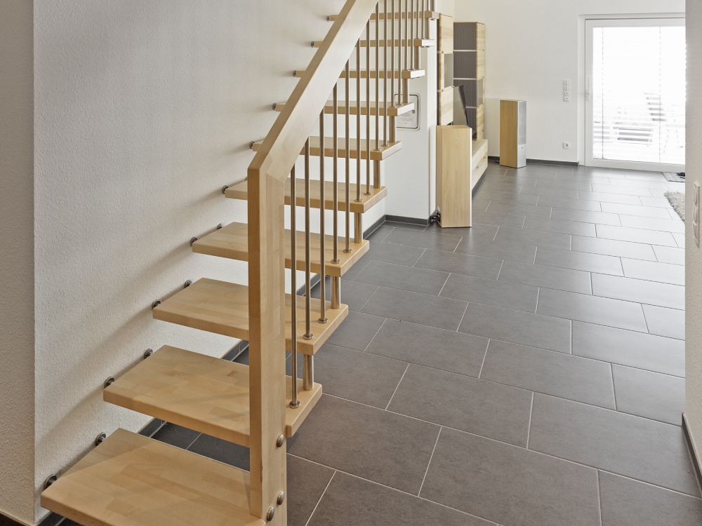 kenngott-rohrer-holztreppen-gelaendertragende-treppe-03