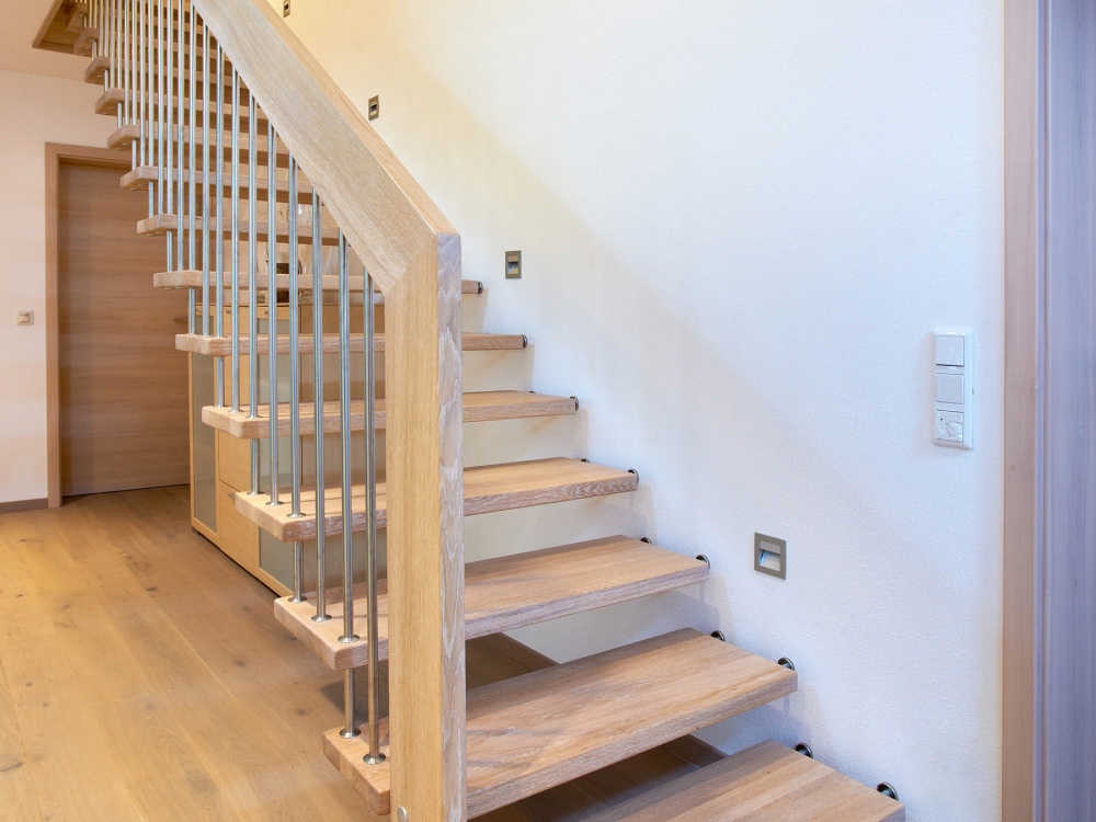 kenngott-rohrer-holztreppen-gelaendertragende-treppe-04