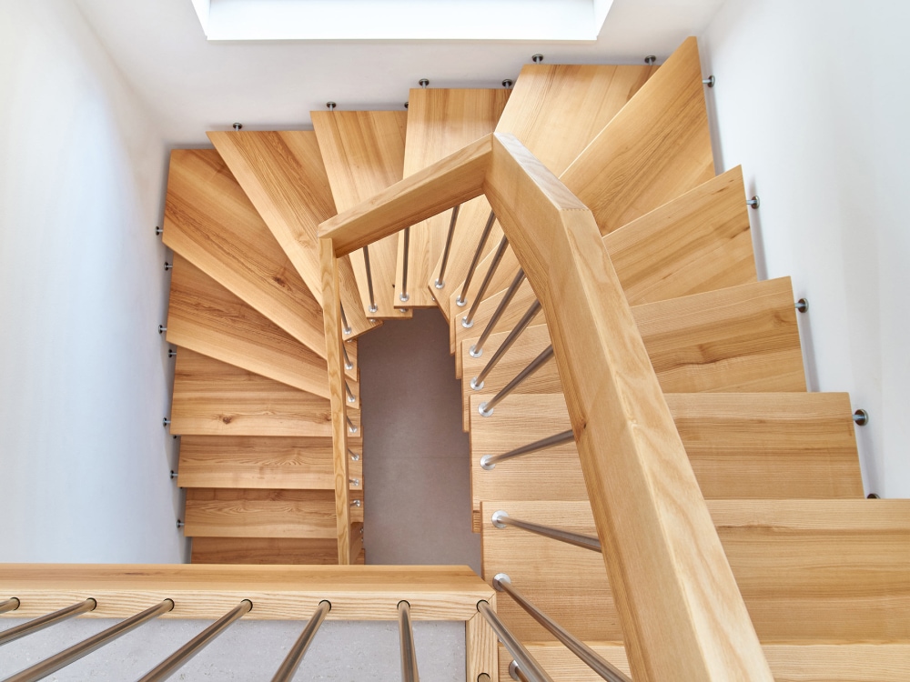 kenngott-rohrer-holztreppen-gelaendertragende-treppe-06